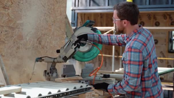 Builder Saws Board Circular Saw Cutting Wooden Plank — Stock Video