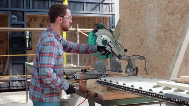 Arbeiter Eines Bauunternehmens Schneidet Mit Einer Handkreissäge Mit Schneckenantrieb Bretter — Stockvideo