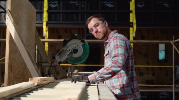 Bauarbeiter Sägt Ein Brett Mit Einer Kreissäge Das Schneiden Einer — Stockvideo