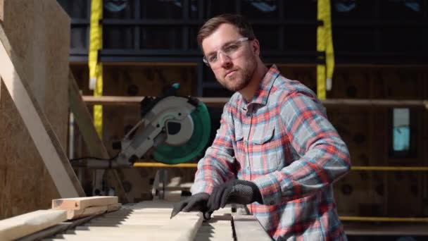 Εργάτης Οικοδόμος Που Χρησιμοποιεί Δισκοπρίονο Χειρός Για Την Κοπή Σανίδων — Αρχείο Βίντεο