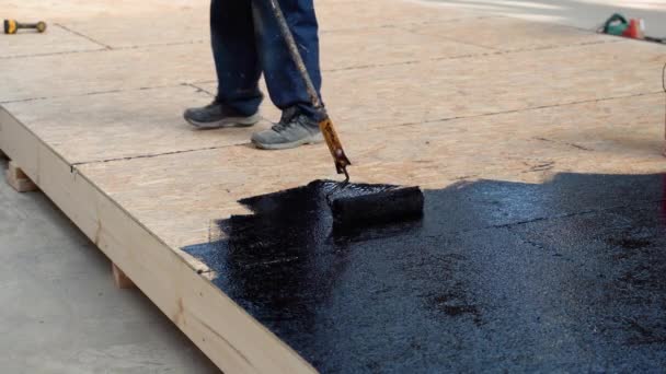 私人住宅的地板防水 将液态树脂涂在地板上 混凝土发出尖叫声 以及防水 修理和建筑工程 — 图库视频影像