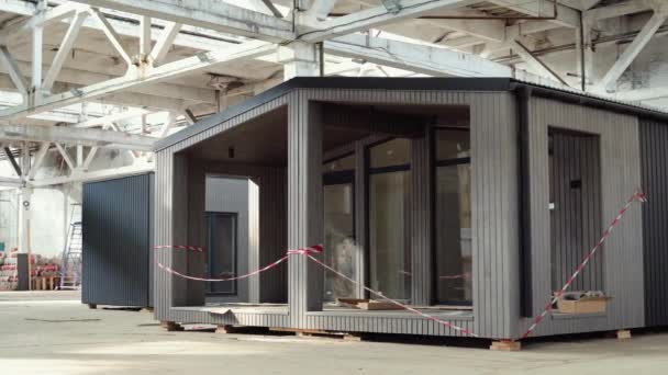 Uma Nova Casa Pré Fabricada Modular Madeira Dentro Edifício Industrial — Vídeo de Stock