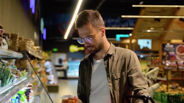 Mann Kauft Käse Supermarkt Ein Käse Den Händen Des Käufers — Stockvideo