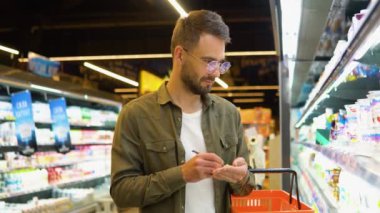Adam, onun Not Defteri'nde koridordaki süpermarkette yazma