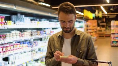 Adam, onun Not Defteri'nde koridordaki süpermarkette yazma