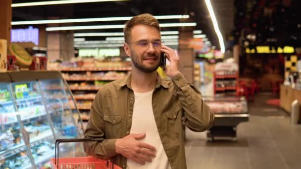 Joven Hombre Caucásico Supermercado Hace Compras Elige Productos Habla Por — Vídeo de stock