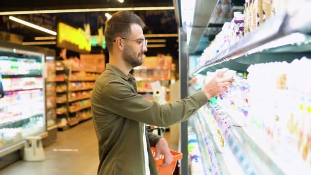 Mężczyzna Kupujący Nabiał Spożywczaku Widok Boku Przystojny Mężczyzna Kupuje Jogurt — Wideo stockowe