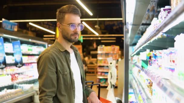 Uomo Non Può Scegliere Latticini Supermercato — Video Stock