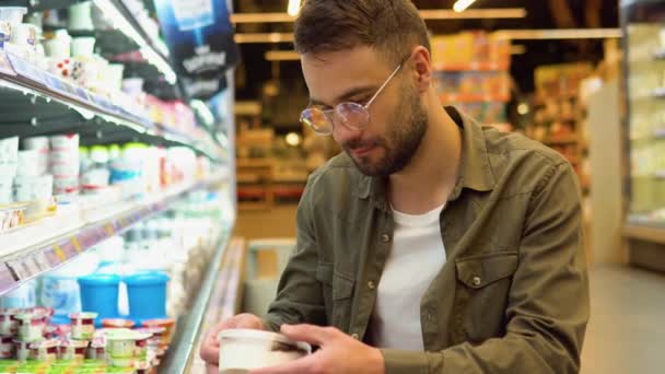 Ein Mann Kauft Milchprodukte Lebensmittelgeschäft Ein Seitenansicht Eines Gutaussehenden Mannes — Stockvideo