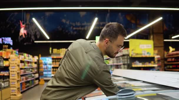 Мужчина Покупает Свежие Рыбные Морепродукты Супермаркете — стоковое видео