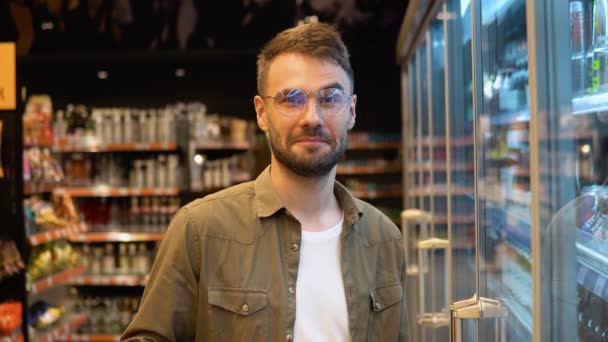 Porträt Eines Lustigen Käufers Supermarkt Mann Wählt Supermarkt Das Richtige — Stockvideo