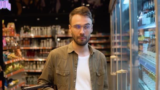Retrato Comprador Engraçado Supermercado Homem Escolhendo Produto Certo Supermercado — Vídeo de Stock