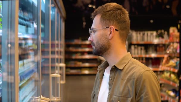 Kaukasischer Mann Kauft Getränkeabteilung Supermarkt Ein Ein Mann Beim Einkaufen — Stockvideo