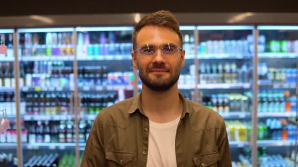 Portret Mężczyzny Supermarkecie Mężczyzna Wybierając Odpowiedni Produkt Supermarkecie — Wideo stockowe
