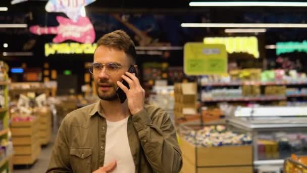 Jeune Homme Promène Dans Supermarché Fait Des Achats Choisit Des — Video