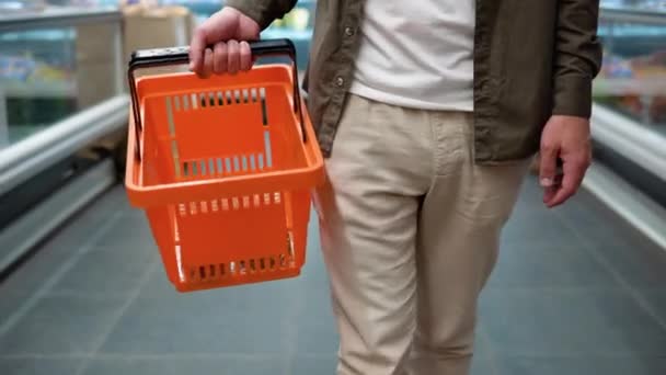 Hombre Caminando Pasillo Con Carrito Compras Supermercado — Vídeos de Stock