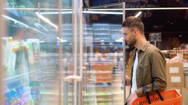 Młody Człowiek Robi Zakupy Dziale Mleczarskim Supermarkecie Mężczyzna Robi Zakupy — Wideo stockowe