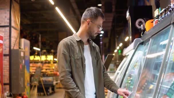 Hombre Comprando Mariscos Frescos Una Tienda Supermercados — Vídeo de stock
