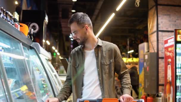 Ein Mann Kauft Frischen Fisch Supermarkt — Stockvideo