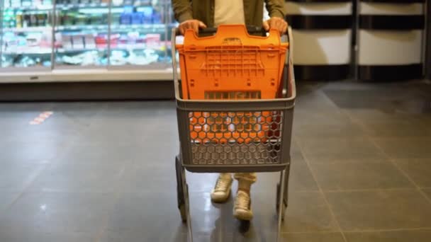 Seorang Pria Berjalan Lorong Dengan Berbelanja Supermarket — Stok Video