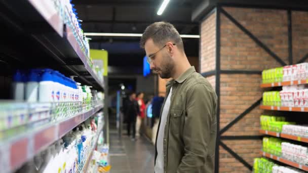 Férfi Vevő Választja Sampon Vagy Zuhany Gél Szupermarketben — Stock videók