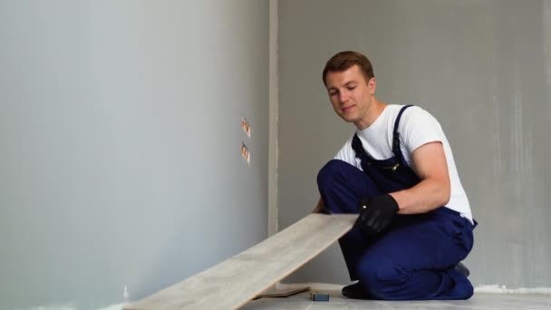 Pracovník Instalující Dřevěnou Laminátovou Podlahu Pracovník Pokládající Parketové Podlahy — Stock video