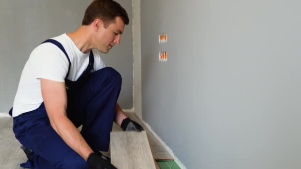 Arbeiter Beim Verlegen Des Fußbodens Tischler Verlegt Laminatboden Laminatboden Verlegen — Stockvideo