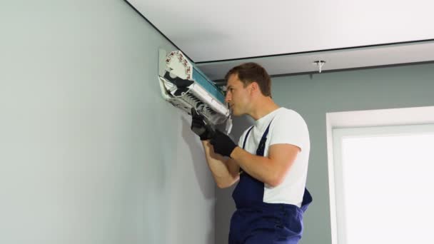 Technicus Man Werknemer Repareren Installeert Airconditioner Grijze Muur — Stockvideo