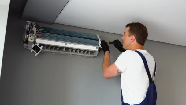 Techniker Repariert Und Installiert Klimaanlage Grauer Wand — Stockvideo