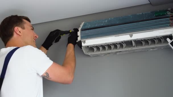 专业技术人员在室内安装或维修现代空调机 — 图库视频影像