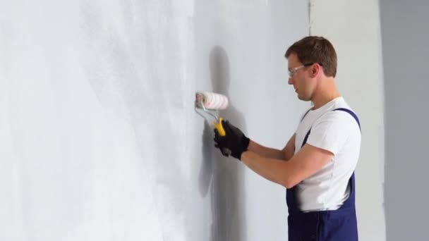 Mladý Malíř Drží Váleček Maluje Stěnu Malování Vnitřní Stěny Malířským — Stock video