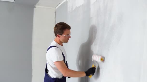 Pelukis Dinding Rumah Dengan Paint Roller — Stok Video