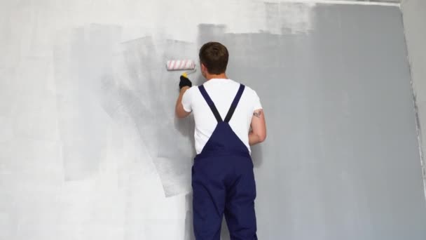用油漆滚筒粉刷房屋墙壁的画家 — 图库视频影像