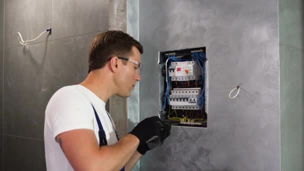 Electrician Repararea Cutiei Electrice Utilizarea Șurubelniței Coridor — Videoclip de stoc