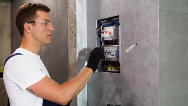 プロの電気技師がアパートに電気を設置 — ストック動画