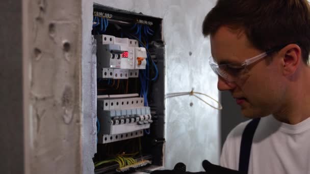 기술자 아파트에 전기를 상자를 수리하고 복도에서스 드라이버를 사용하는 기술자 — 비디오