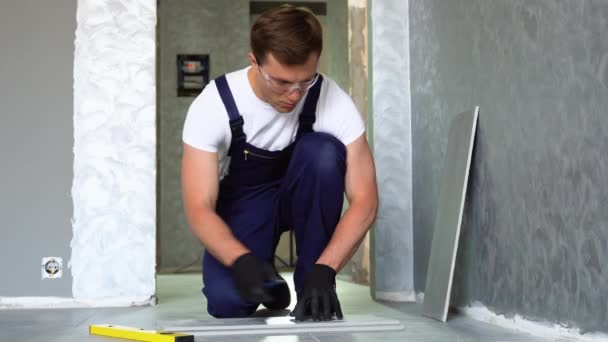 铺瓷砖 工人标记瓷砖要切割 — 图库视频影像