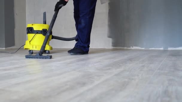 Limpeza Profissional Após Renovação Quarto Homem Aspira Chão Limpeza Após — Vídeo de Stock