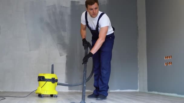 Sebuah Vakum Pekerja Ruang Setelah Memperbaiki Lantai Apartemen Setelah Direnovasi — Stok Video