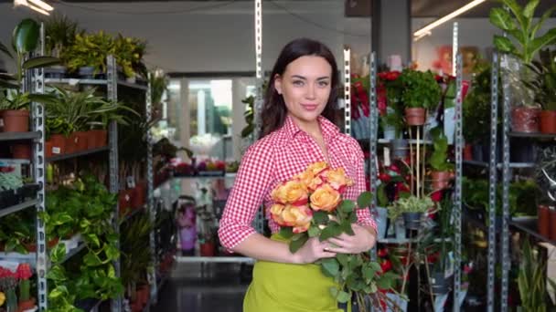 Wanita Muda Yang Ceria Penjual Bunga Berdiri Dan Memegang Karangan — Stok Video