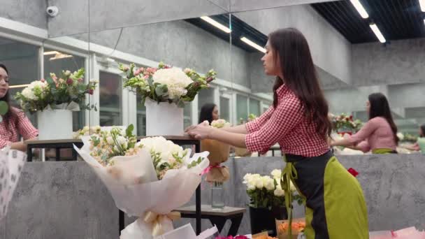 Kvinna Florist Fäster Prislappen Till Bukett Blommor — Stockvideo