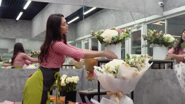 Vidám Fiatal Hölgy Virágárus Áll Kezében Csokor Rózsa Virágüzlet Női — Stock videók