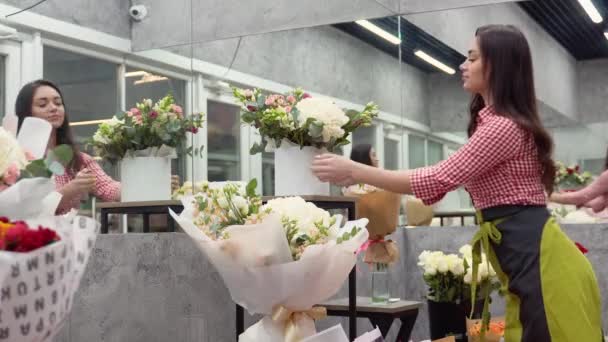 Vidám Fiatal Hölgy Virágárus Választ Egy Csokor Virágot Virágüzletben — Stock videók