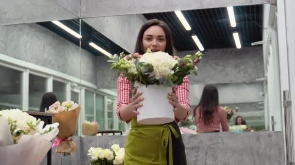 Wesoły Uroczy Młoda Kobieta Kwiaciarnia Stoi Trzyma Bukiet Kwiatów Kwiaciarni — Wideo stockowe