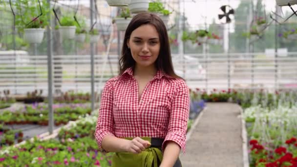 温室内の花屋の女性の肖像 — ストック動画