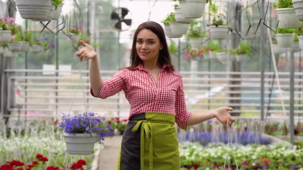 Vicces Virágos Portréja Két Virágcseréppel Egy Üvegházban — Stock videók