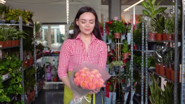 Alegre Encantador Jovem Florista Segurando Buquê Rosas Loja Flores — Vídeo de Stock
