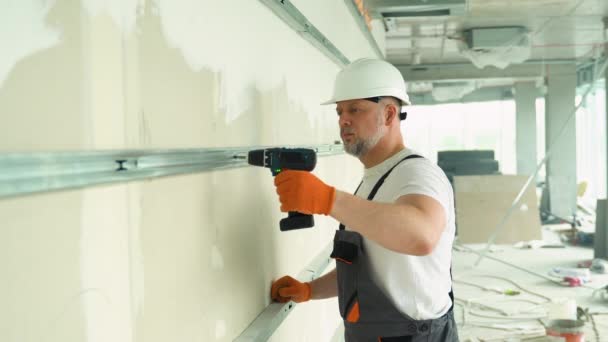 Worker Builder Installs Plasterboard Drywall Construction — Stock Video