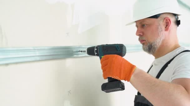 Worker Builder Installs Plasterboard Drywall Construction Site — Stock Video