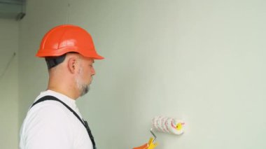 Boyacı, Boyalı Tekerlekli Ev Duvarı 'nı Boyuyor. Ev Dekorasyonu Konsepti.